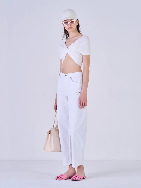 <p>
Jeans con ricami traforati
</p>Silvian Heach