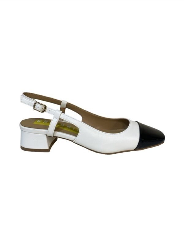 <p>
  Chanel a punta quadra bicolore con tacco di 4 cm
</p>Chiconic