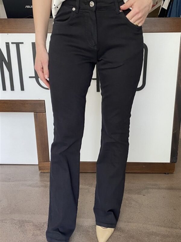 <p>
  Pantalone in bull denim modello bootcamp
</p>Silvian Heach