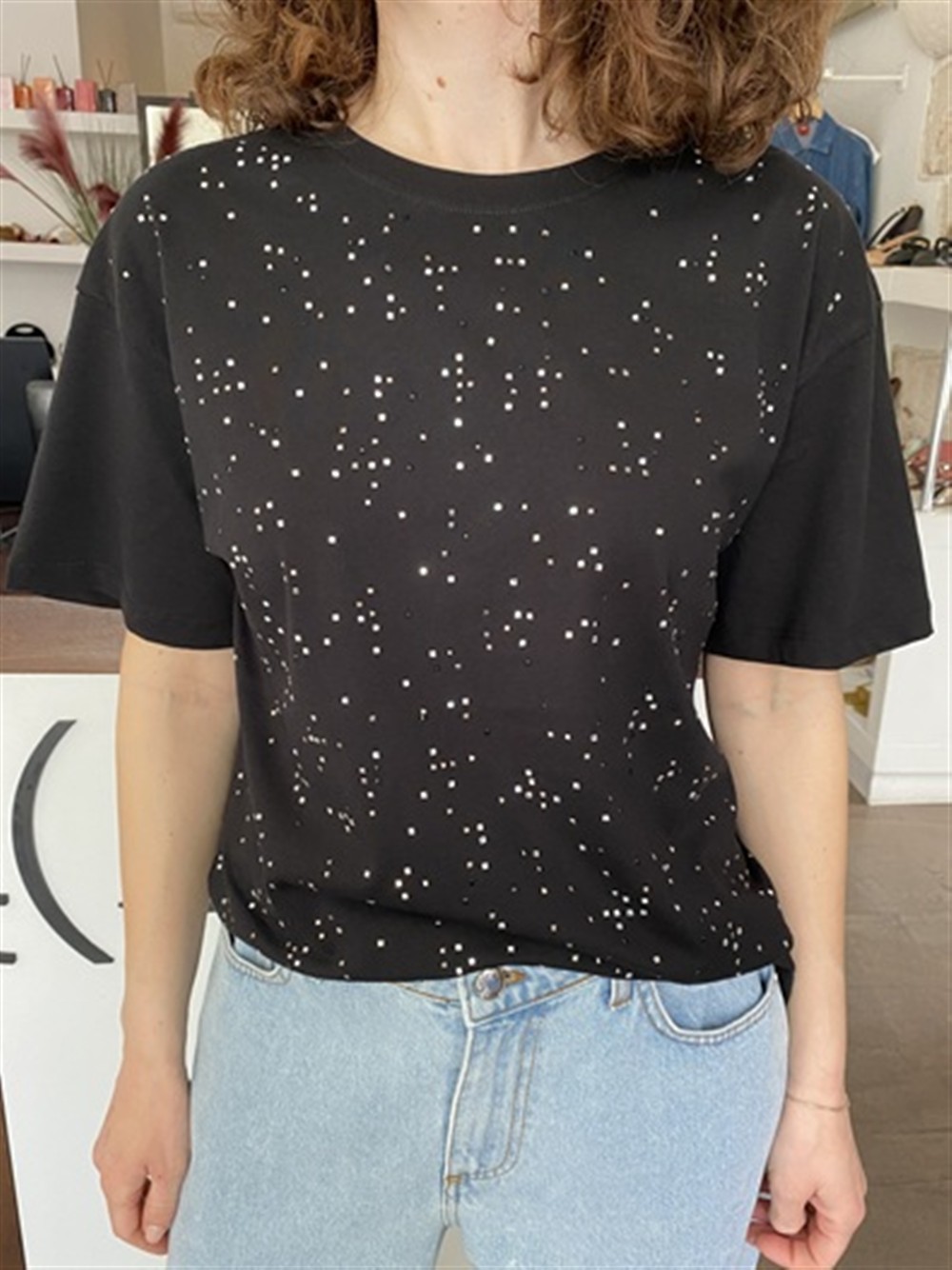 <p>
  T-shirt over con applicazioni black
</p>Silvian Heach