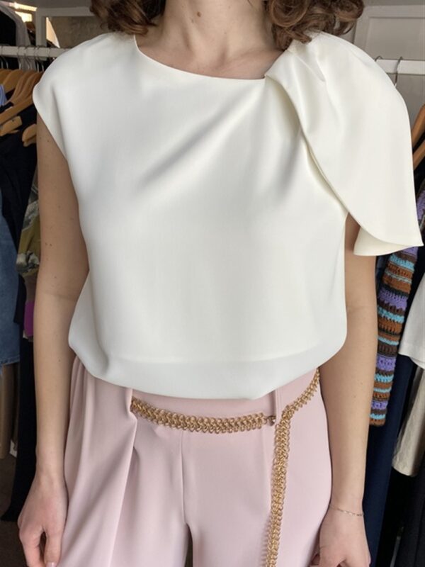 <p>
Blusa con volant su una spalla bianca
</p>Tolérance Couture