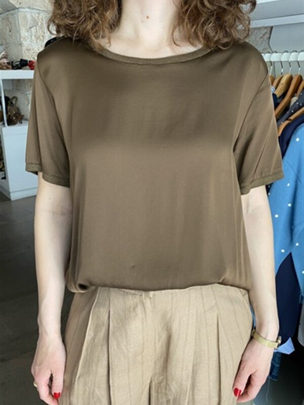 <p>
T-shirt in satin cioccolato
</p>H2o