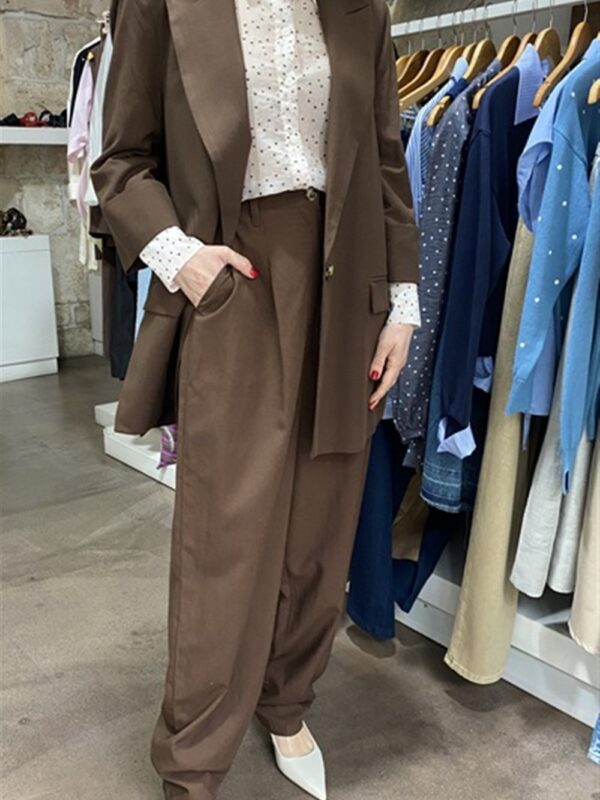 <p>
  Tailleur completo: giacca monopetto con manica a 3/4 + pantalone carrot fit caffè
</p>Dixie