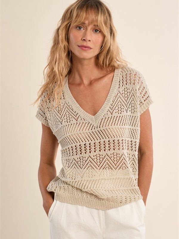 <p>
  T-shirt in maglia traforata in lurex con scollo a v 
</p>Molly Bracken