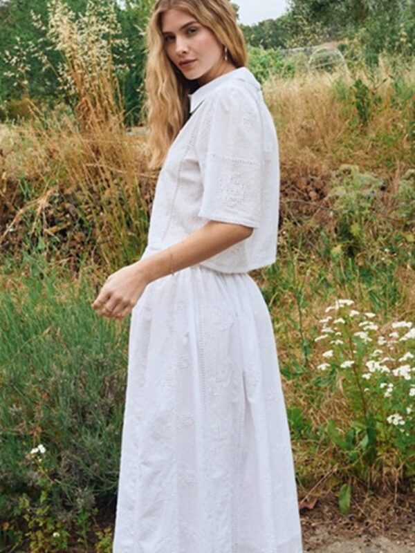 <p>
  Gonna midi in cotone con ricami traforati
</p>Molly Bracken