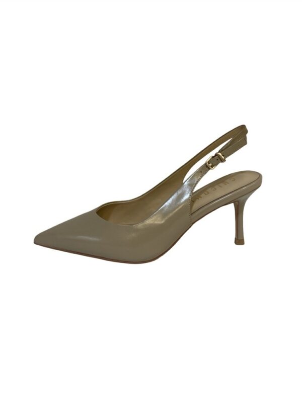 <p>
  Chanel in vitello con scollo a v e tacco di 7 cm nude
</p>Chiconic