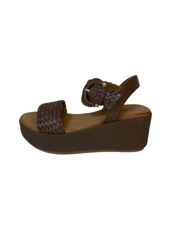 <p>
  Zeppa di 7 cm con fasce in pelle intrecciata
</p>Inuovo