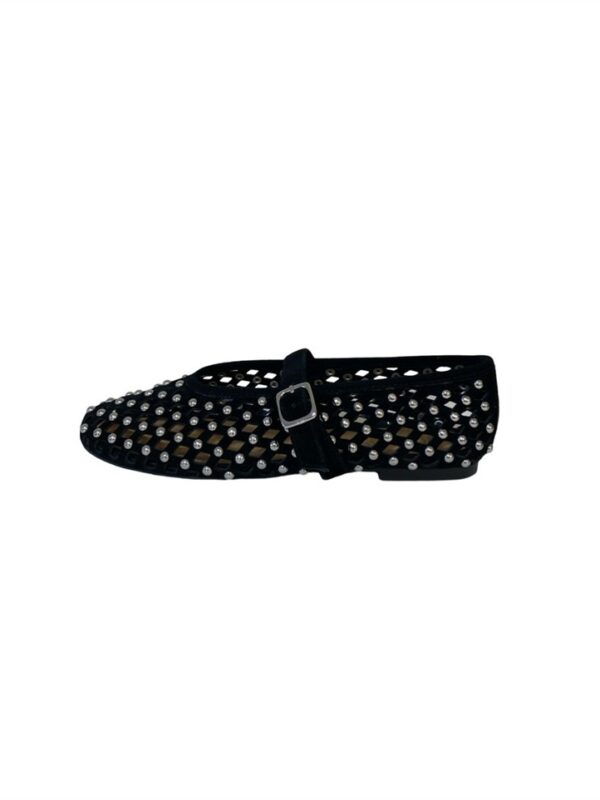 <p>
  Ballerina traforata in camoscio con borchie
</p>Inuovo