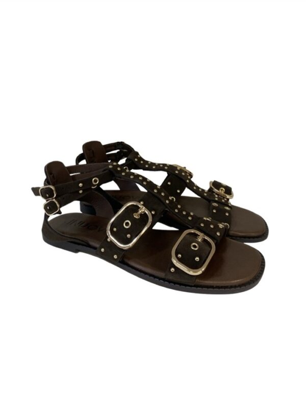 <p>
Sandalo a punta quadra in camoscio con fibbie e mini borchie mogano
</p>Inuovo