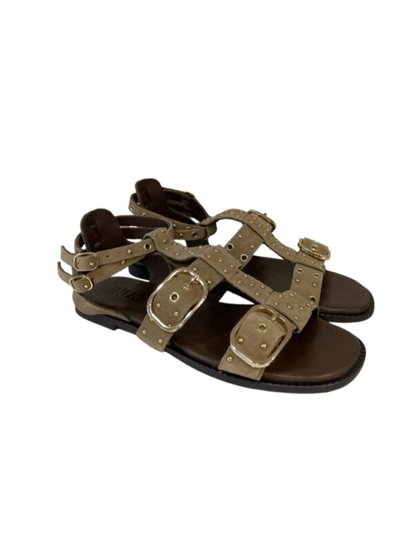 <p>
Sandalo a punta quadra in camoscio con fibbie e mini borchie tan
</p>Inuovo