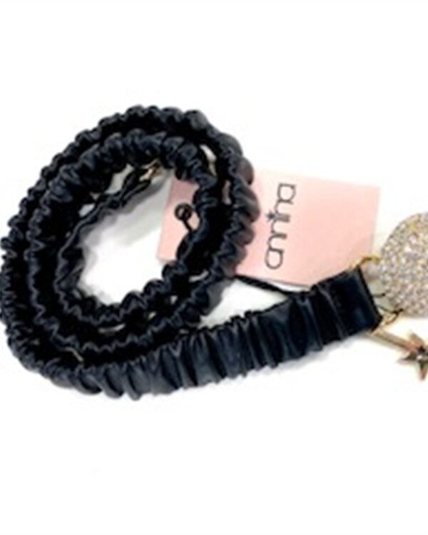 <p>
Cintura elasticizzata con gancio gioiello con strass
</p>Annina