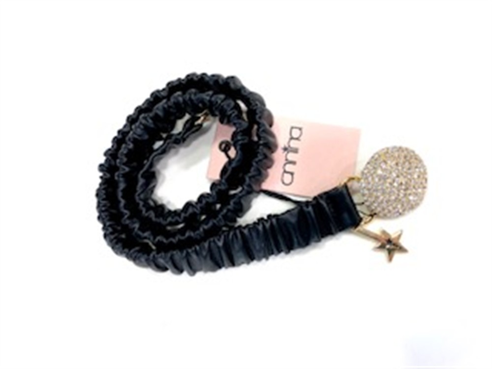 <p>
Cintura elasticizzata con gancio gioiello con strass
</p>Annina