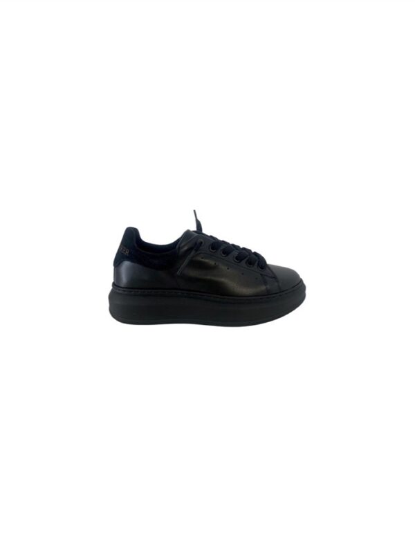 <p>
Sneakers Alexia in pelle total black
</p>Uma Parker