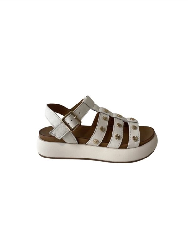 <p>
Sandalo a fascette con borchie
</p>Inuovo