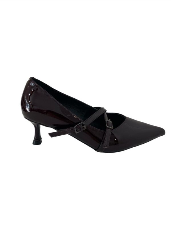 <p>
Decolté con 2 cinturini incrociati e tacco di 5 cm VINO
</p>Chiconic