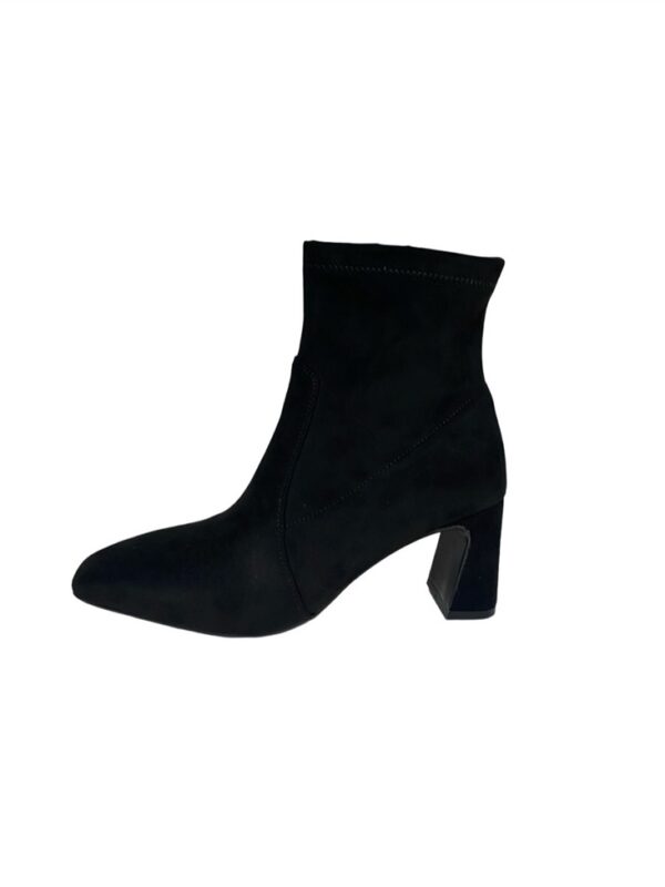 <p>
  Tronchetto in eco suede con tacco di 6 cm
</p>Uma Parker