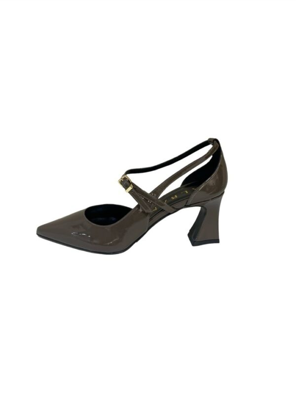 <p>
Decolté semiaperto in vernice con tacco di 7 cm TAUPE
</p>Albano