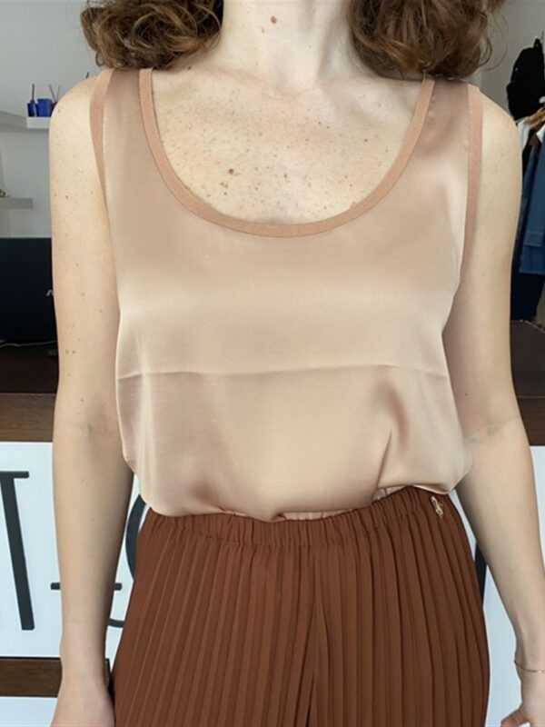 <p>
Canotta in satin con bordi in maglia phard
</p>Silvian Heach