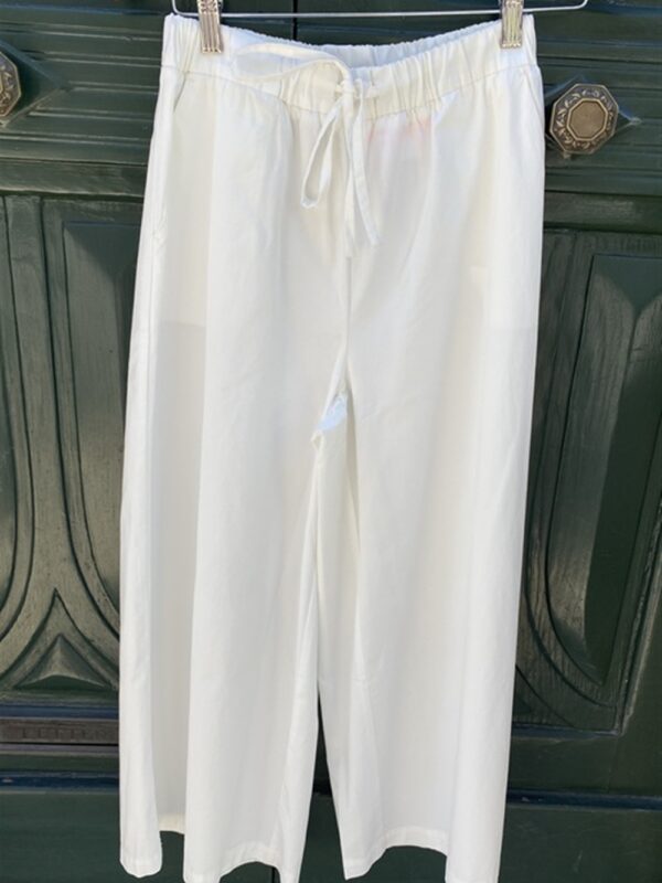 <p>
  Pantaloni wide leg bianco panna
</p>Sun 68