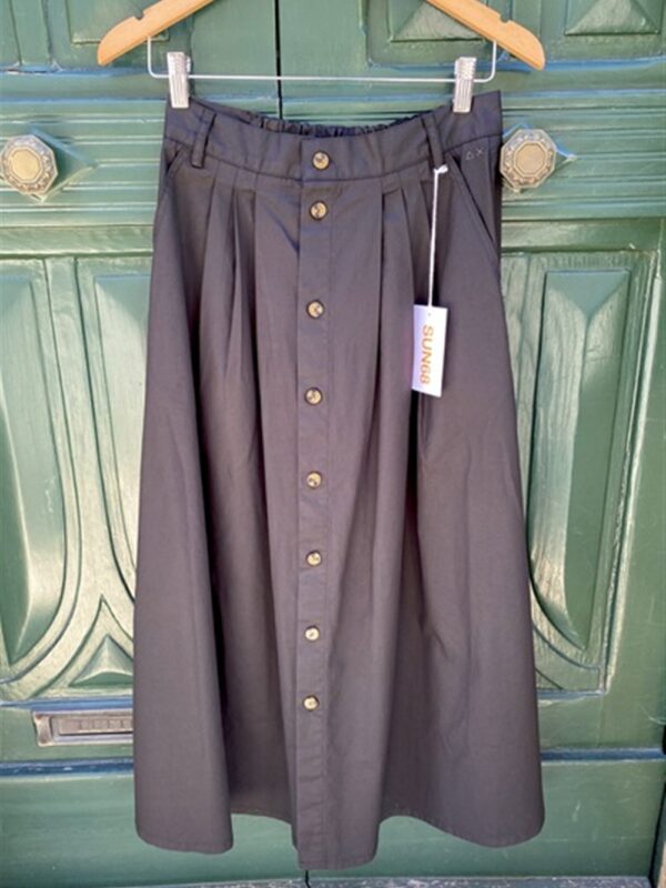 <p>
  Gonna midi con bottoni frontali nera
</p>Sun 68