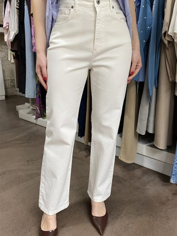 <p>
  Pantalone in bull denim con gamba dritta
</p>Dixie