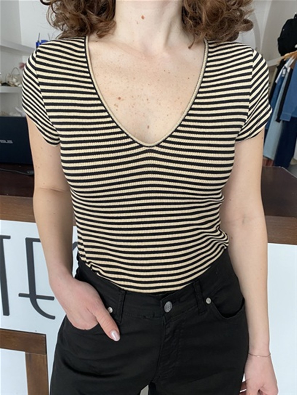 <p>
  T-shirt a costine con scollo a v stampa righe
</p>Le _Sarte _Del_Sole