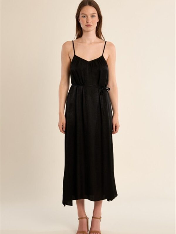 <p>
  Abito lungo con spacco e cintina di tessuto black
</p>Molly Bracken