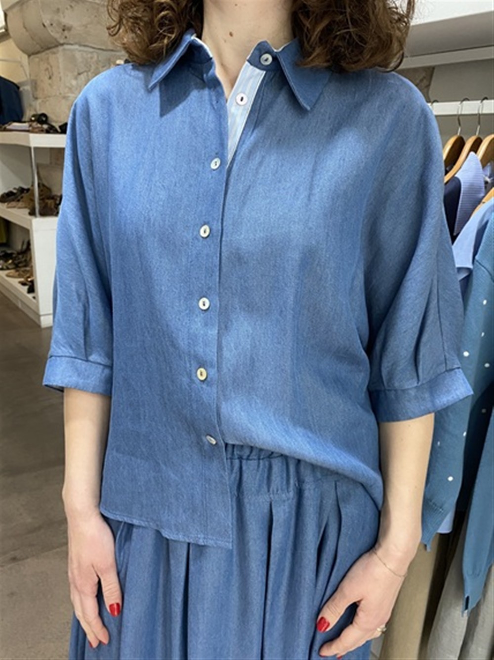 <p>
  Camicia a mezza manica in chambray effetto denim
</p>H2o