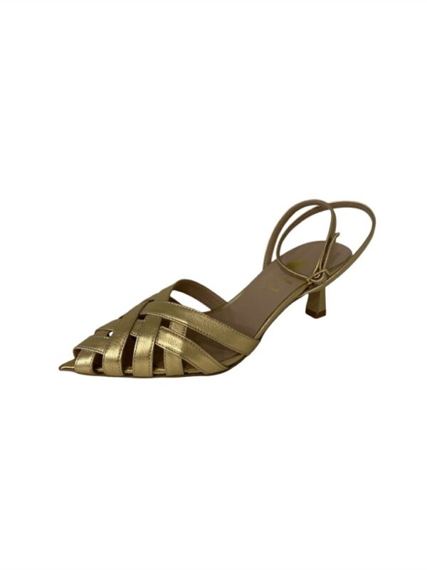 <p>
Sandalo a punta con braccialetto, incrocio di fascette e tacco 5 cm oro
</p>Andrea Pinto