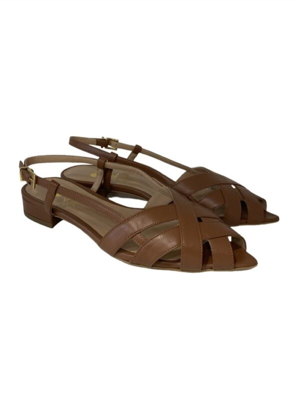 <p>
Slingback spuntata con incrocio di fascette e tacco di 3 cm
</p>Andrea Pinto