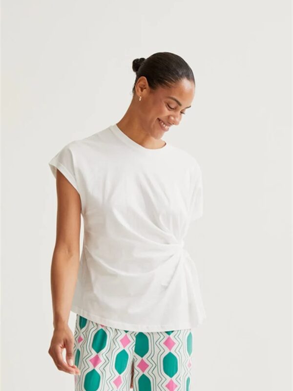 <p>
T-shirt con nodo laterale bianca
</p>Compania Fantastica