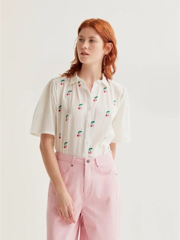 <p>
Camicia con stampa ciliegie
</p>Compania Fantastica