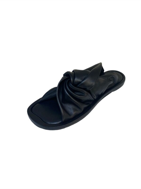 <p>
  Sandalo a punta quadra con nodo black
</p>Jvam
