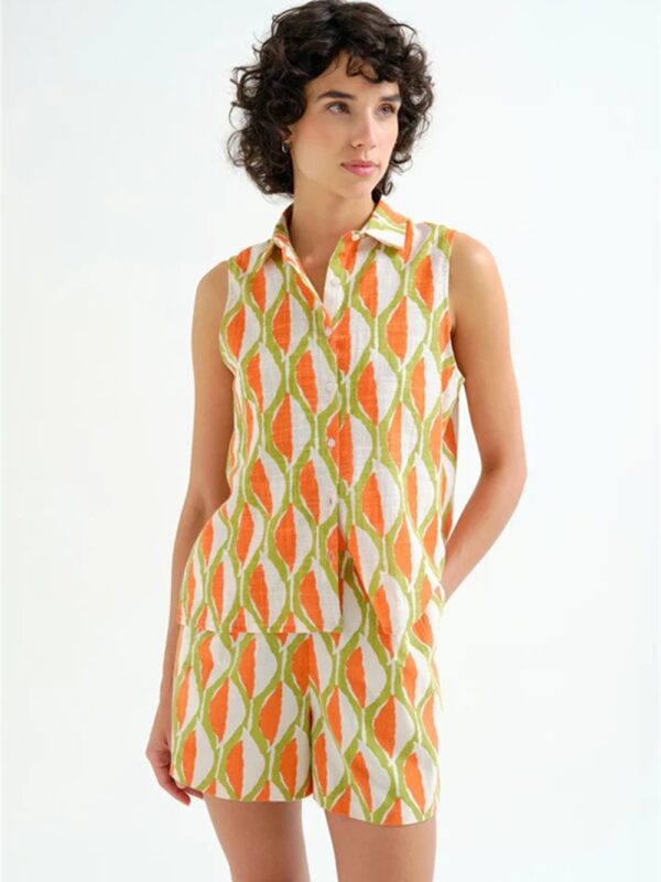<p>
Camicia smanicata con stampa Aloe
</p>Compania Fantastica