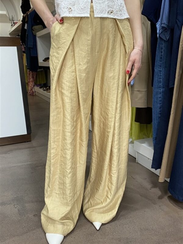 <p>
Pantaloni ampi con pences
</p>Dixie