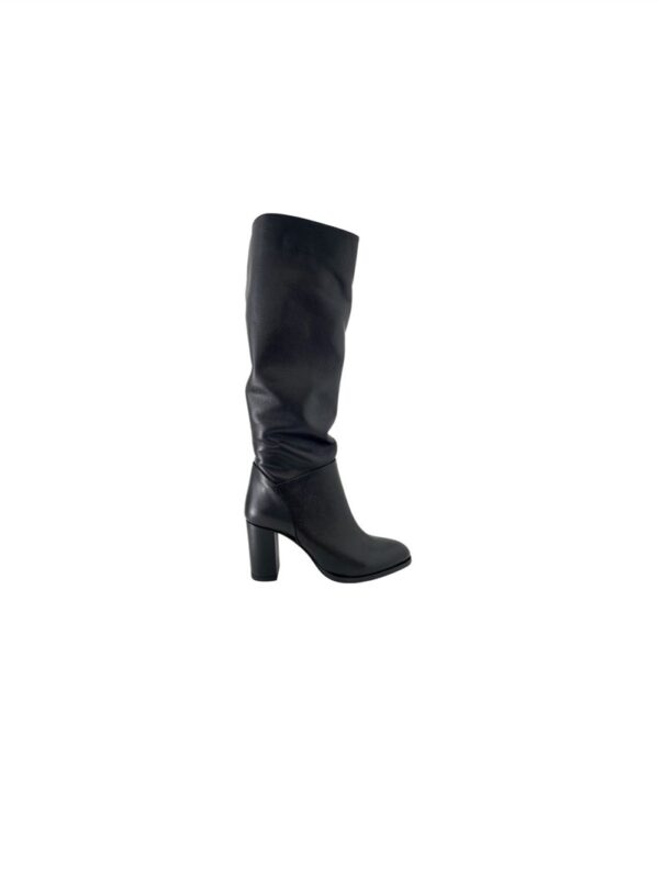 <p>
Stivale con gambale morbido tacco 7 cm
</p>Albano
