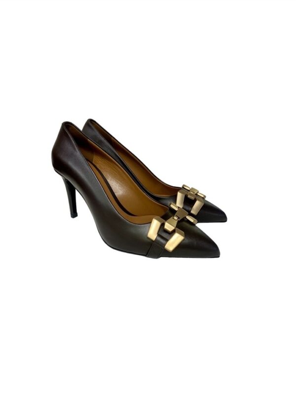 <p>
Decollete tacco 7 cm con accessorio oro matt
</p>Albano