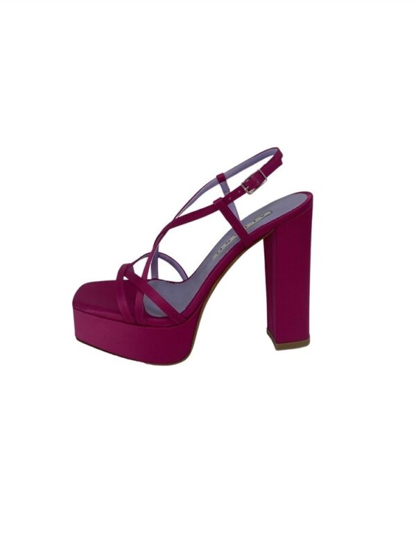 <p>
Sandalo a striscette tacco 10 cm con plateau di 3
</p>Albano