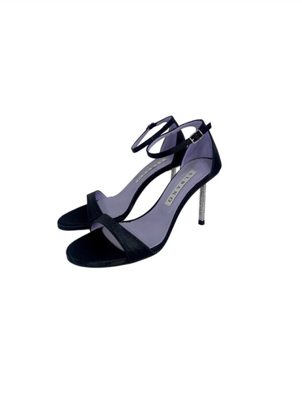 <p>
Sandalo in raso con tacco di 7 cm di strass
</p>Albano