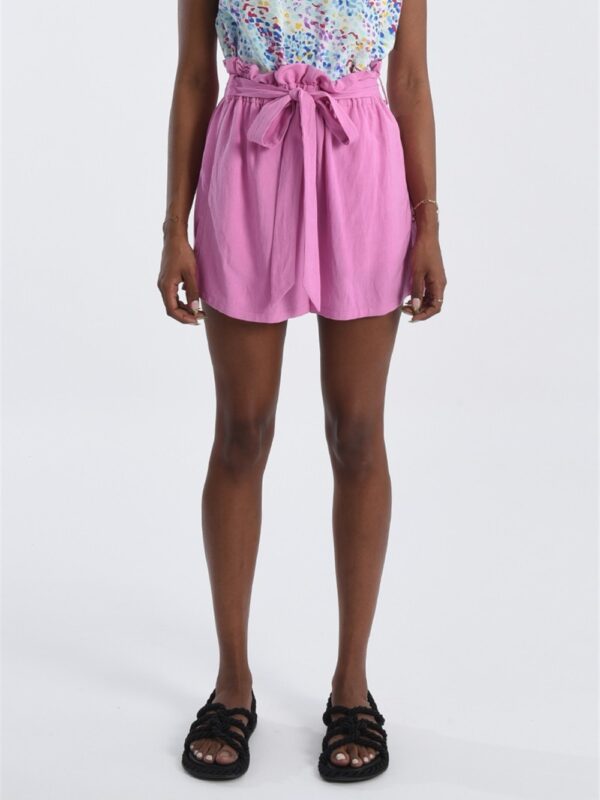 <p>
  Short vita alta con cintura
</p>Molly Bracken