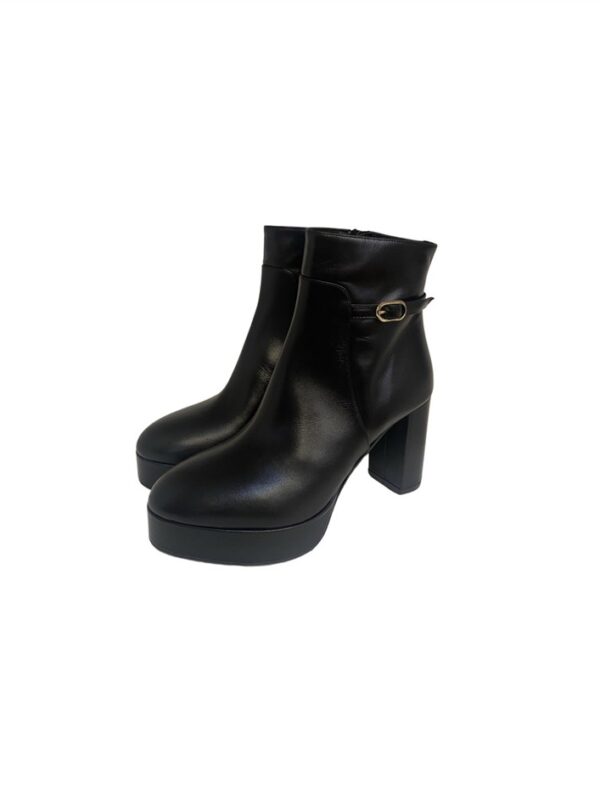 <p>
Tronchetto punta tonda con tacco 9 cm e plateau
</p>Albano