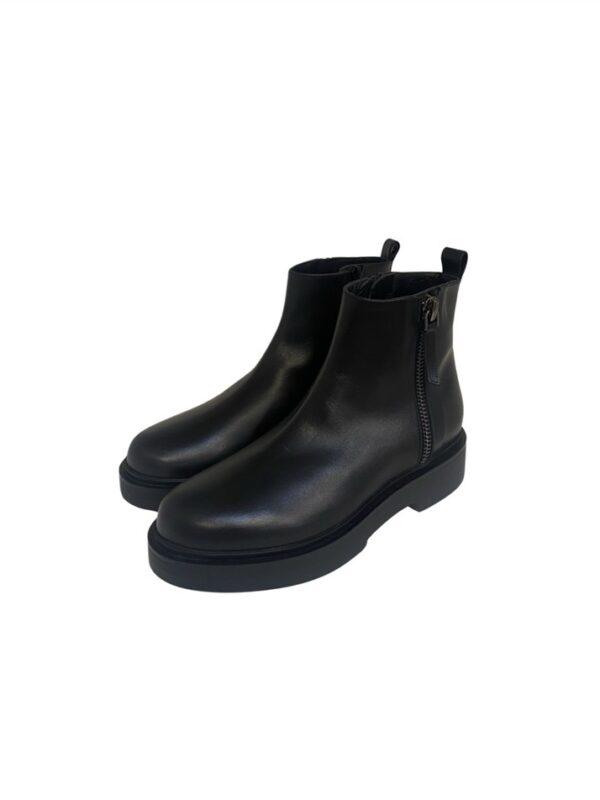 <p>
  Stivaletto con zip esterna
</p>Albano