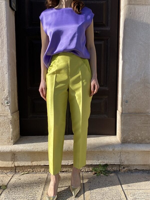 <p>
Pantalone dal taglio classico con inserti in raso
</p>Tolérance Couture
