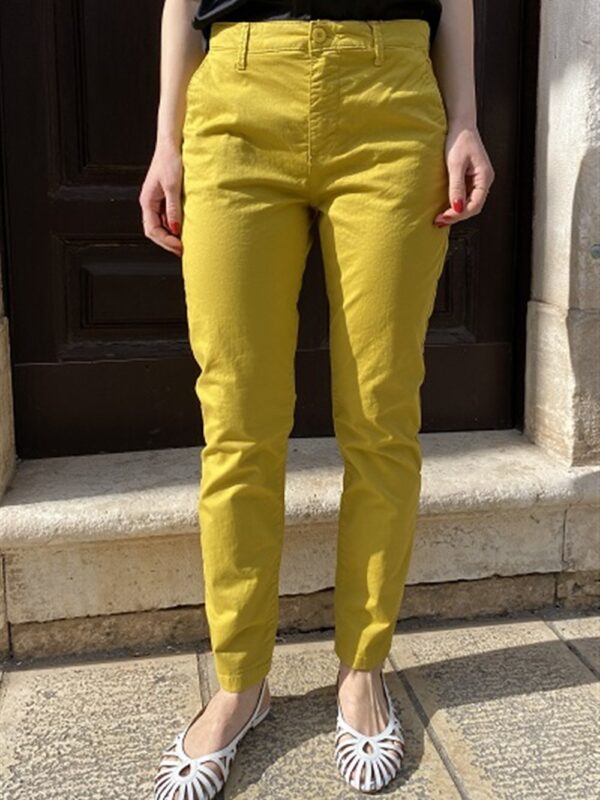 <p>
  Pantalone a sigaretta
</p>H2o