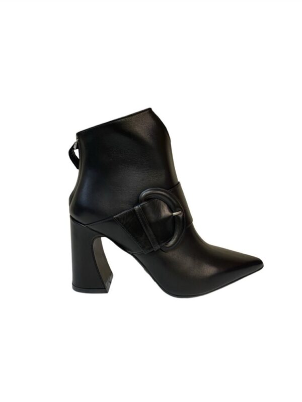 <p>
Tronchetto a punta con fibbia in pelle e tacco 7 cm
</p>Albano