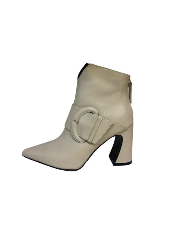 <p>
Tronchetto a punta con fibbia in pelle e tacco 7 cm
</p>Albano