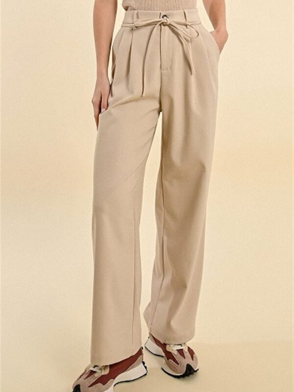 <p>
Pantalone con pences e cintina in tessuto
</p>Molly Bracken