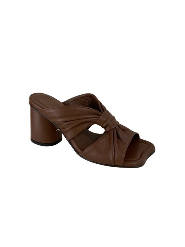 <p>
Sandalo a punta quadra con nodo e tacco 7 cm CUOIO
</p>Poeve