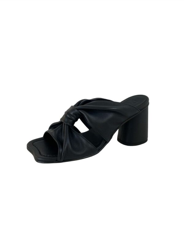 <p>
Sandalo a punta quadra con nodo e tacco 7 cm NERO
</p>Poeve