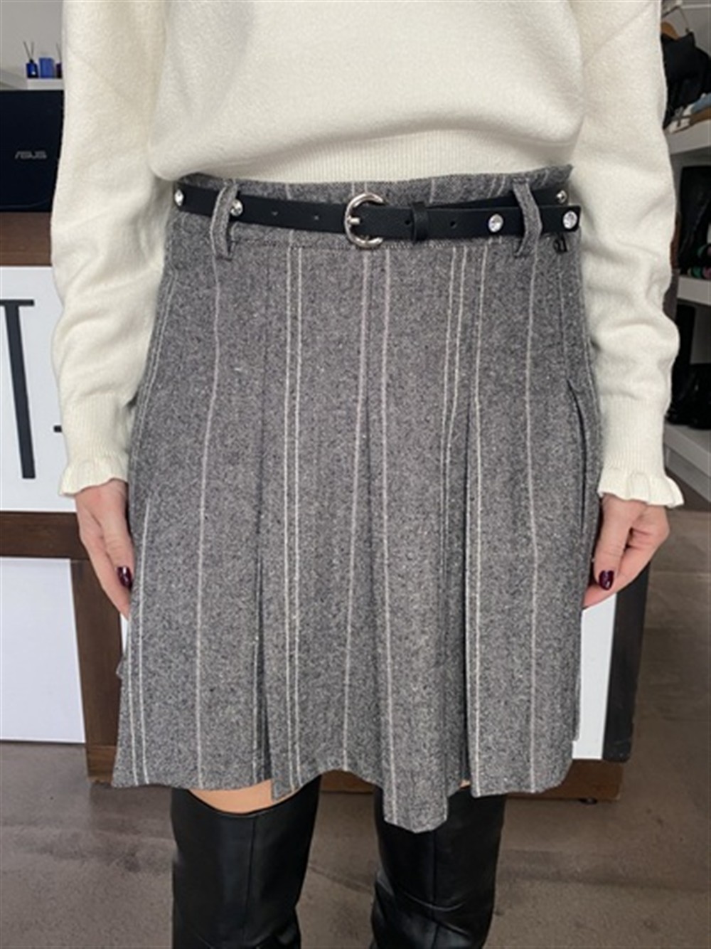 <p>
  Minigonna a pieghe in tessuto spigato e cinta con strass
</p>Dixie